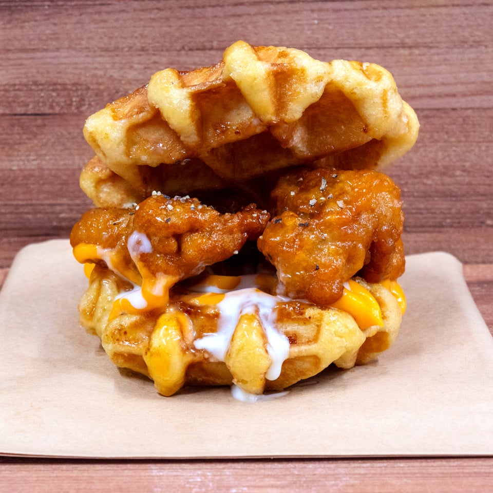 背徳チキンワッフルサンド