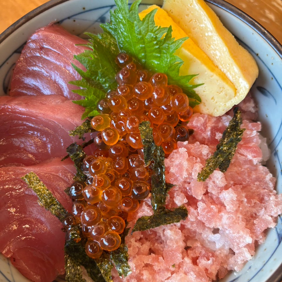 魚屋のまぐろネギトロいくら丼
