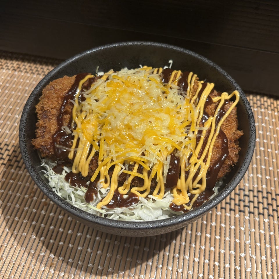たっぷりチーズみそかつ丼